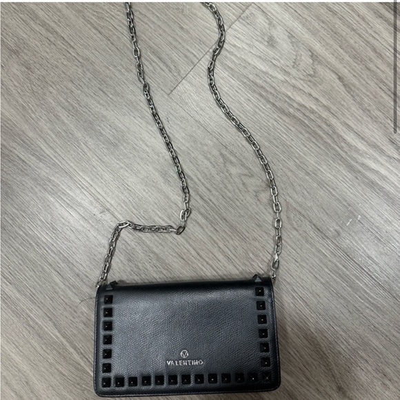 Valentino crossbody bag and sunglasses. - Picture 3 of 10